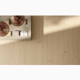 Placa gresie imitatie lemn Decor Delconca Nabi Natural 20x120 cm – ambient living, pardoseala imitatie lemn vazuta de sus, langa masa cu obiecte decorative