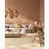 Placa gresie imitatie lemn Decor Delconca Nabi Natural 20x120 cm – ambient living, living luminos cu canapea gri si lustre rattan, pe pardoseala