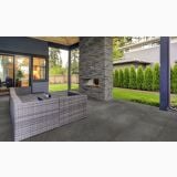 Gresie Exterior Soul Nero HSU 208 Anti-Slip 60x60x2 cm – ambient terasa, terasa gri cu semineu de piatra si canapele rattan, pe pardoseala
