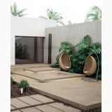 Gresie de exterior Nordic Stone Danimarca Antislip 60x120x2 cm – ambient terasa, terasa moderna cu perete beton, plante si scaune suspendate, pe pardoseala