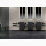 Gresie Nordic Stone Finlandia Mat 30x60 cm – ambient baie, baie moderna cu trei lavoare suspendate si oglinzi iluminate, pe pardoseala