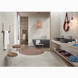 Gresie Nordic Stone Islanda mat 30x60 cm – ambient baie, baie moderna cu cada freestanding si covor rotund, pe pardoseala