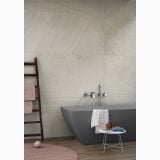Gresie Nordic Stone Islanda mat 30x60 cm – ambient baie, baie moderna cu cada neagra si perete gresie mata