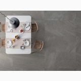 Gresie Nordic Stone Svezia Mat 45x90 cm – ambient living, vedere de sus masa dining cu pardoseala gri texturata