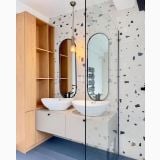 Gresie Nuances Bianco Coccio 60x120 cm – ambient baie, baie cu mobilier lemn, oglinzi ovale, gresie terrazzo, pe pardoseala