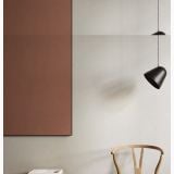 Lastra gresie Nuances Bianco Mat 120x280x0.6 cm – ambient living, panou maro pe perete, lampa neagra suspendata, scaun lemn