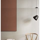 Gresie Nuances Bianco 120x120 – ambient living, perete gresie teracota, lampa neagra suspendata, scaun lemn