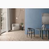 Gresie Nuances Cipria 80x80 – ambient living, living modern cu fotoliu, masa rotunda si pereti bleu, pe pardoseala