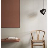 Gresie Nuances Fiamma 120x120 cm – ambient living, perete living cu tablou terracota, scaun lemn, veioza neagra
