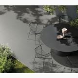 Gresie Nuances Grigio 80x80 cm – ambient terasa, terasa gri cu masa neagra si scaune metalice, pe pardoseala