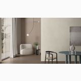 Gresie Nuances Marrone 30x60 – ambient living, living minimalist cu fotoliu, masa albastra si perdele albe, pe pardoseala
