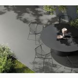 Gresie Nuances Nero 30x60 – ambient terasa, terasa gri cu masa neagra si scaune metalice, pe pardoseala