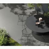Gresie Nuances Nero 30x60 – ambient terasa, terasa exterioara cu masa neagra rotunda si scaune metalice, pe pardoseala