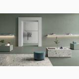 Lastra gresie Nuances Salvia Mat 120x280x0.6 cm – ambient comercial, showroom minimalist cu podea gresie terrazzo si pufuri, pe pardoseala