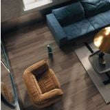 Gresie Imitatie Lemn Poetry Wood Oak 30x120 cm – ambient living, living modern cu canapea albastra si fotoliu maro, pe pardoseala