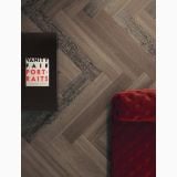 Gresie Imitatie Lemn Poetry Wood Oak 20x120 cm – ambient living, pardoseala model chevron cu carte si canapea rosie