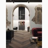 Gresie Imitatie Lemn Poetry Wood Oak 20x120 cm – ambient comercial, showroom cu canapea rosie si pardoseala in forma de sageata