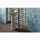 Gresie Portelanata Decor Dimore Audrey Marrone Imperiale 20x20 cm – ambient baie, baie cu lavoar pe piedestal si pereti marmura albastra, pe pardoseala