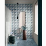 Gresie Portelanata Decor Dimore Eulalia Statuario 20x20 cm – ambient baie, baie cu perete decorativ triunghiuri albastre si pardoseala similara