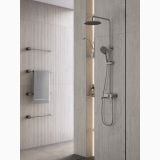 Coloana de dus cu baterie cada/dus FDesign Zaffiro Gun Metal – ambient baie, coloana dus metalica gri pe perete gresie texturata