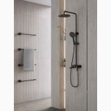 Coloana de dus cu baterie cada/dus FDesign Zaffiro Negru Mat – ambient baie, coloana dus negru mat pe perete gresie gri