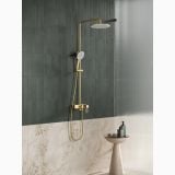 Coloana de dus cu baterie cada/dus FDesign Zaffiro Auriu Periat – ambient baie, coloana dus aurie perete verde faianta marmura