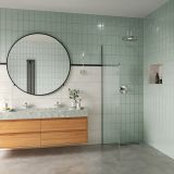 Sistem dus 3 in 1 FDesign Lacrima Crom – ambient baie, baie moderna cu faianta verde, dus si mobilier lemn, pe perete