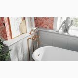 Baterie cada freestanding FDesign Lacrima Bronz Periat – ambient baie, cada freestanding alba cu baterie bronz periat, decor floral, pe pardoseala