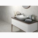 Baterie stativa lavoar FDesign Lacrima Crom – ambient baie, lavoar oval alb pe blat marmura neagra cu picioare lemn, pe perete