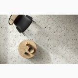Gresie Progetto PO Origini Terazzo 20x20 cm – ambient living, pardoseala terazzo vazuta de sus cu scaun si masuta