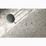 Gresie Progetto PO Origini Terazzo 20x20 cm – ambient living, pardoseala terrazzo cu pufa verde tricotata pe picior lemn