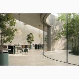 Gresie Origins Baige Mat 80x80 cm – ambient terasa, terasa spatioasa cu masa de living si pereti piatra, pe pardoseala
