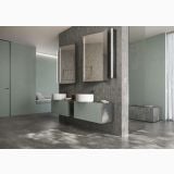 Gresie Origins Dark Mat 30x60 cm – ambient baie, baie moderna cu dublu lavoar si perete gri texturat, pe pardoseala