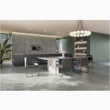 Gresie Origins Silver Mat 80x160 cm – ambient bucatarie, bucatarie moderna cu pardoseala gri, insula marmura si candelabru