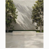 Gresie Origins White Mat 120x120 cm – ambient terasa, terasa exterioara cu copaci, banca de piatra si perete gresie, pe pardoseala
