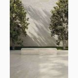 Gresie de exterior Origins White Anti-Slip 60x120x2 cm – ambient terasa, terasa exterioara cu banca de piatra si copaci, pe pardoseala