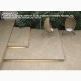 Gresie Exterior Nordic Stone Danimarca 45x90 Anti-Slip – ambient terasa, terasa exterioara cu scaune suspendate din rachita si plante verzi, pe pardoseala