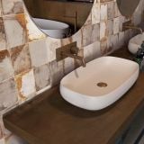 Gresie Decorata Play Oxide White 20x20 cm – ambient baie, baie moderna cu blat maro, chiuveta ovala, faianta decorativa, pe perete