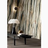Lastra Gresie Oyster Gold Lucios 120x280 cm – ambient living, living cu perete marmurat, banca neagra, lampa alba