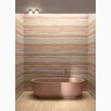 Gresie Decorata HBE Stratum Argilla 60x120 cm – ambient baie, baie cu cada roz si perete striat gresie