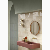 Gresie Decor Manufatti Sagome 20x20 cm – ambient baie, baie eleganta cu faianta decorativa, oglinda rotunda si lavoar roz, pe perete