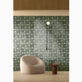 Gresie Decor Manufatti Tracce 20x20 cm – ambient living, perete verde geometric, fotoliu bej, masuta rosie, lampa