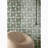 Gresie Decor Manufatti Tracce 20x20 cm – ambient living, perete cu decor geometric verde si fotoliu roz