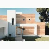 Gresie Decorata HBE Stratum Argilla 60x120 cm – ambient exterior, casa moderna cu fatada placata lemn si zona alba, pe perete