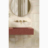 Gresie Decor Manufatti Sagome 20x20 cm – ambient baie, chiuveta roz suspendata cu oglinda rotunda si faianta crem, pe perete