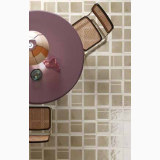 Gresie Decor Manufatti Combinazioni 20x20 cm – ambient living, masa mov cu scaune rattan pe gresie decorativa, pe pardoseala
