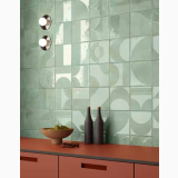 Gresie Decor Manufatti Forme 20x20 cm – ambient bucatarie, perete verde cu forme decorative, blat rosu si sticle