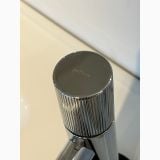 Robinet Inalt pentru Lavoar pe blat Paffoni Jo Finisaj Crom – detaliu, close-up buton robinet crom cu marcaje hot cold