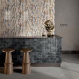 Faianta Decor ABK Palette 60x120 cm – ambient comercial, bar cu perete decorativ colorat si taburete lemn