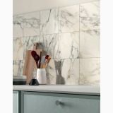 Gresie Portelanata Dimore DI 10 Paonazzo 20x20 cm – ambient bucatarie, bucatarie cu blat alb si perete marmura alba